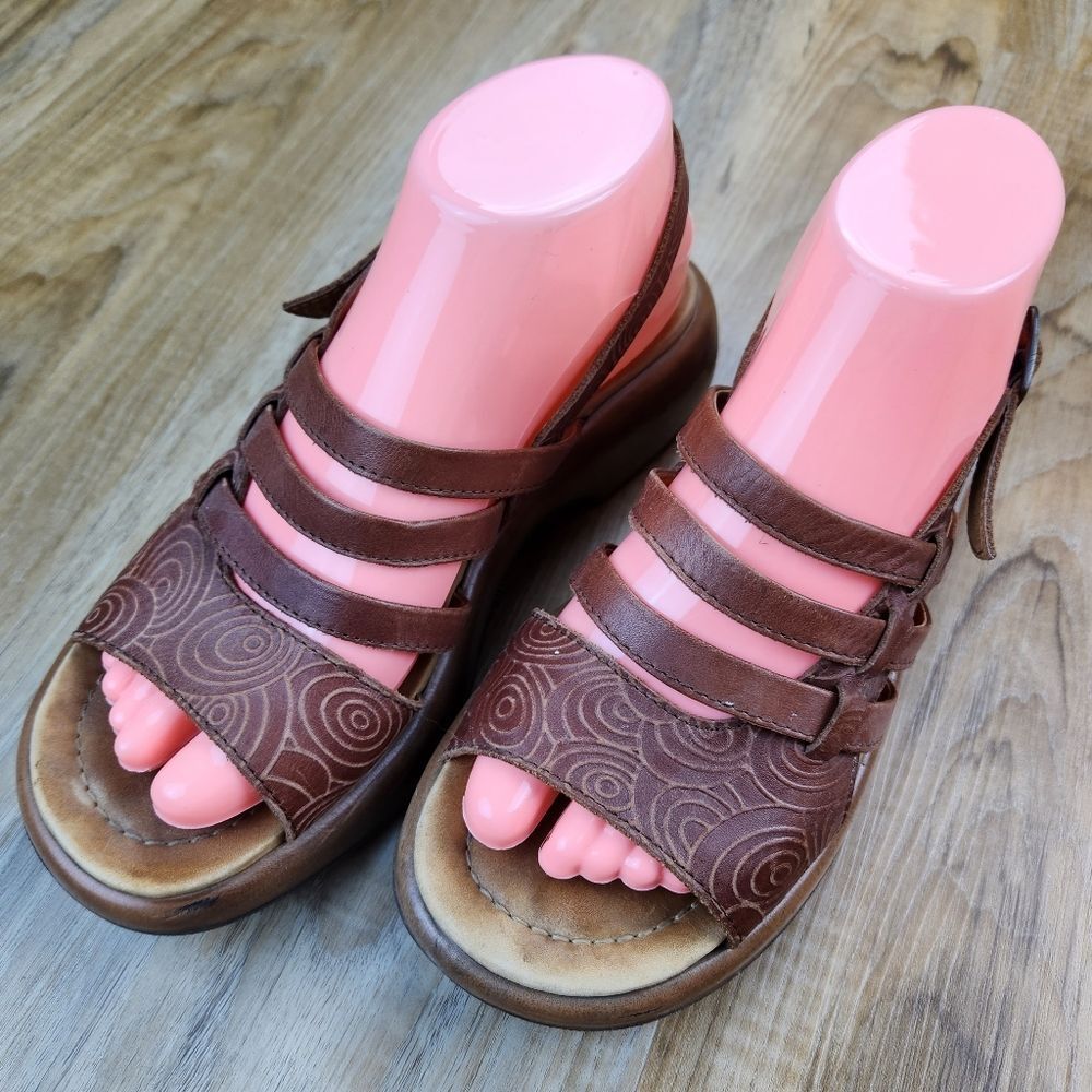 🐞Dansko Earth Red Sophie Embossed Leather Sandals Size 7